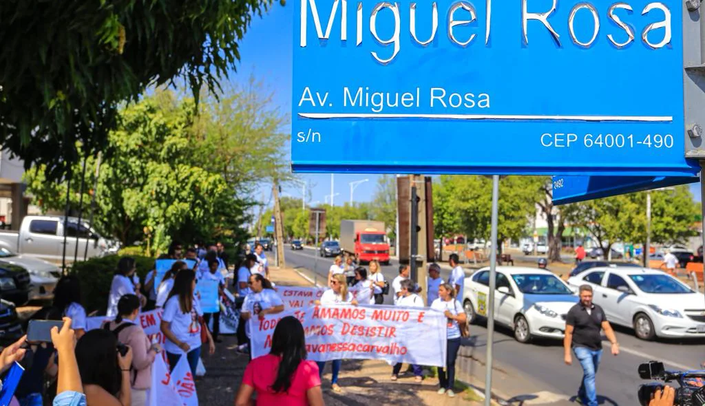 Manifestantes do cruzamento da Avenida Frei Serafim com Avenida Miguel Rosa