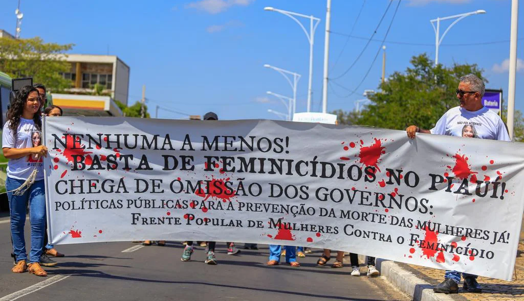 Manifestantes levam faixa de protesto após morte de Vanessa Carvalho