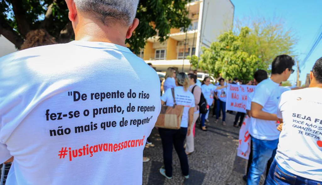 Manifestantes pedem justiça pela morte de Vanessa Carvalho