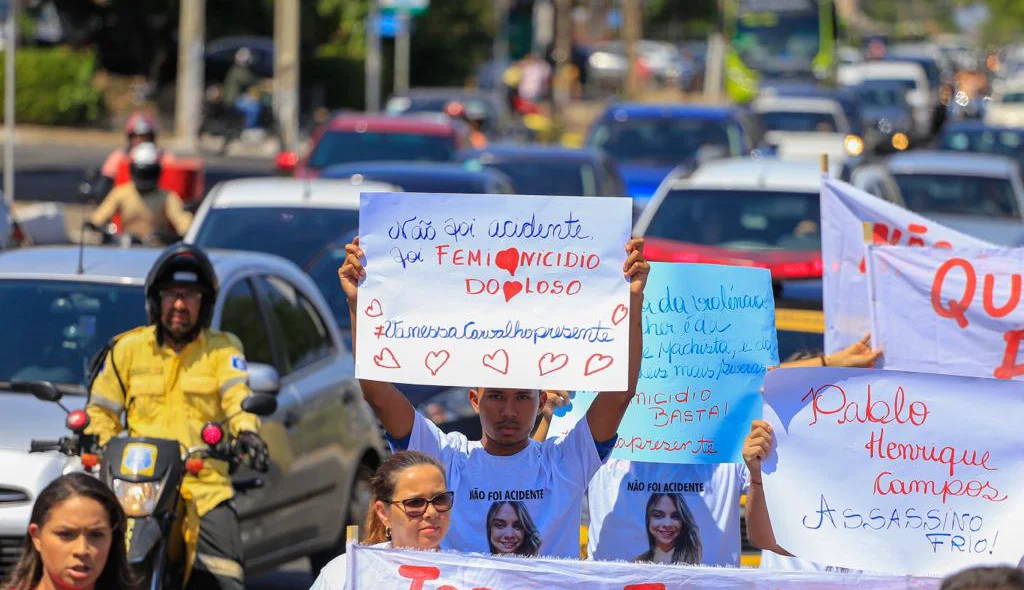 Manifestantes querem justiça pela morte de Vanessa Carvalho