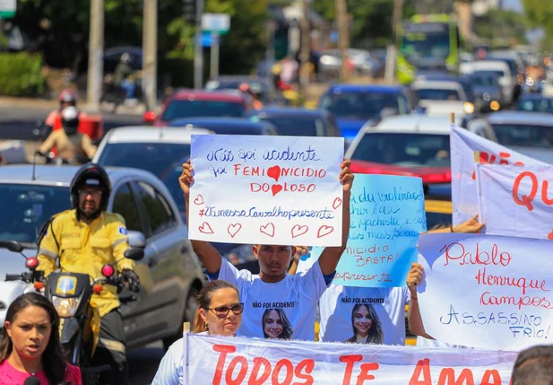 Manifestantes querem justiça pela morte de Vanessa Carvalho