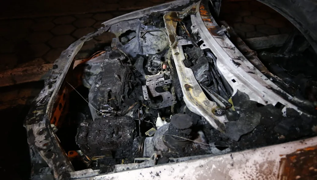 Motor do carro ficou destruído