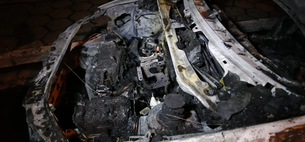 Motor do carro ficou destruído