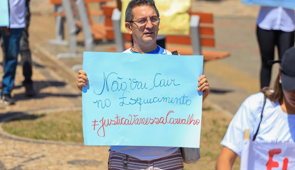 Manifestante leva cartaz em manifestação pela morte de Vanessa Carvalho