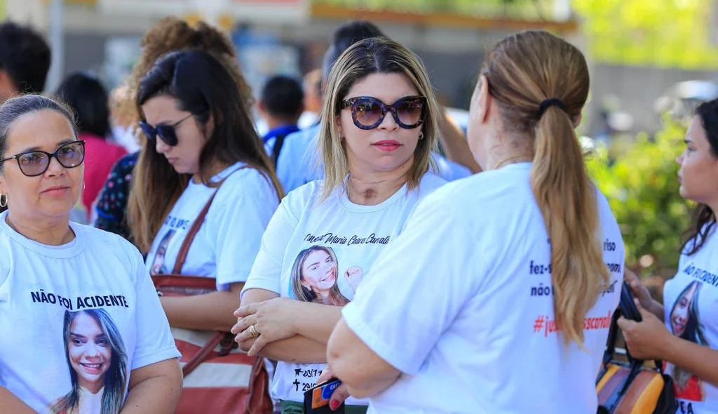 Parentes e amigos de Vanessa durante manifestação