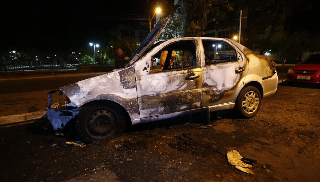 Veículo foi completamente tomado pelo fogo