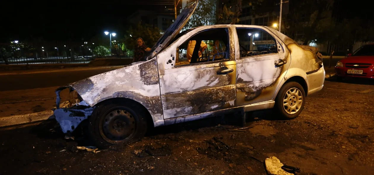 Veículo foi completamente tomado pelo fogo