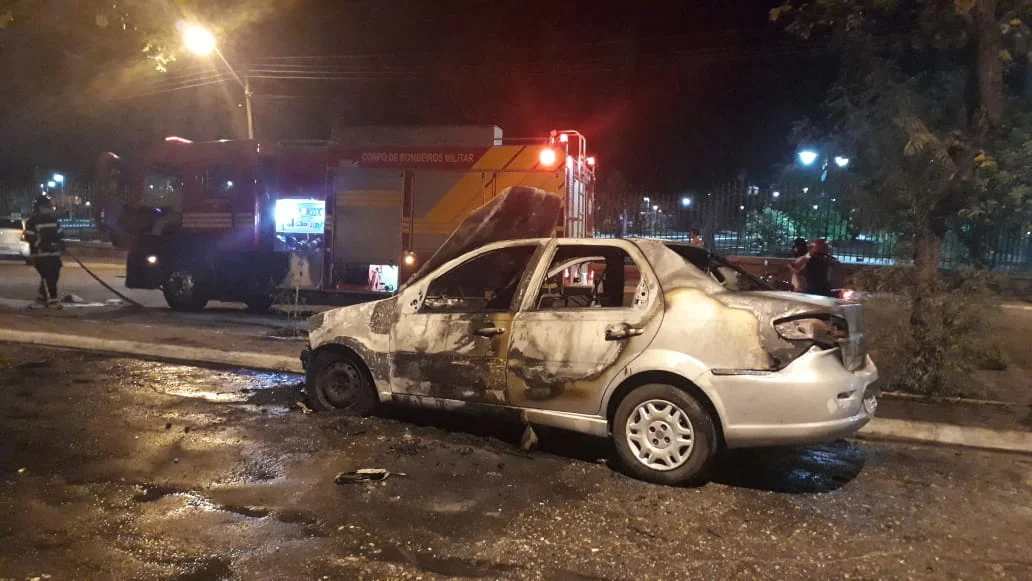Veículo pegou fogo na Rua Coelho Rodrigues