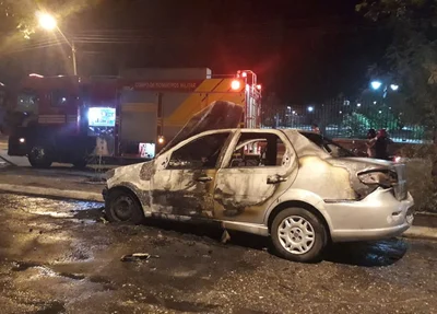 Veículo pegou fogo na Rua Coelho Rodrigues
