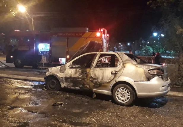 Veículo pegou fogo na Rua Coelho Rodrigues