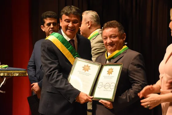 Wellington Dias entrega honraria a Gilberto Albuquerque