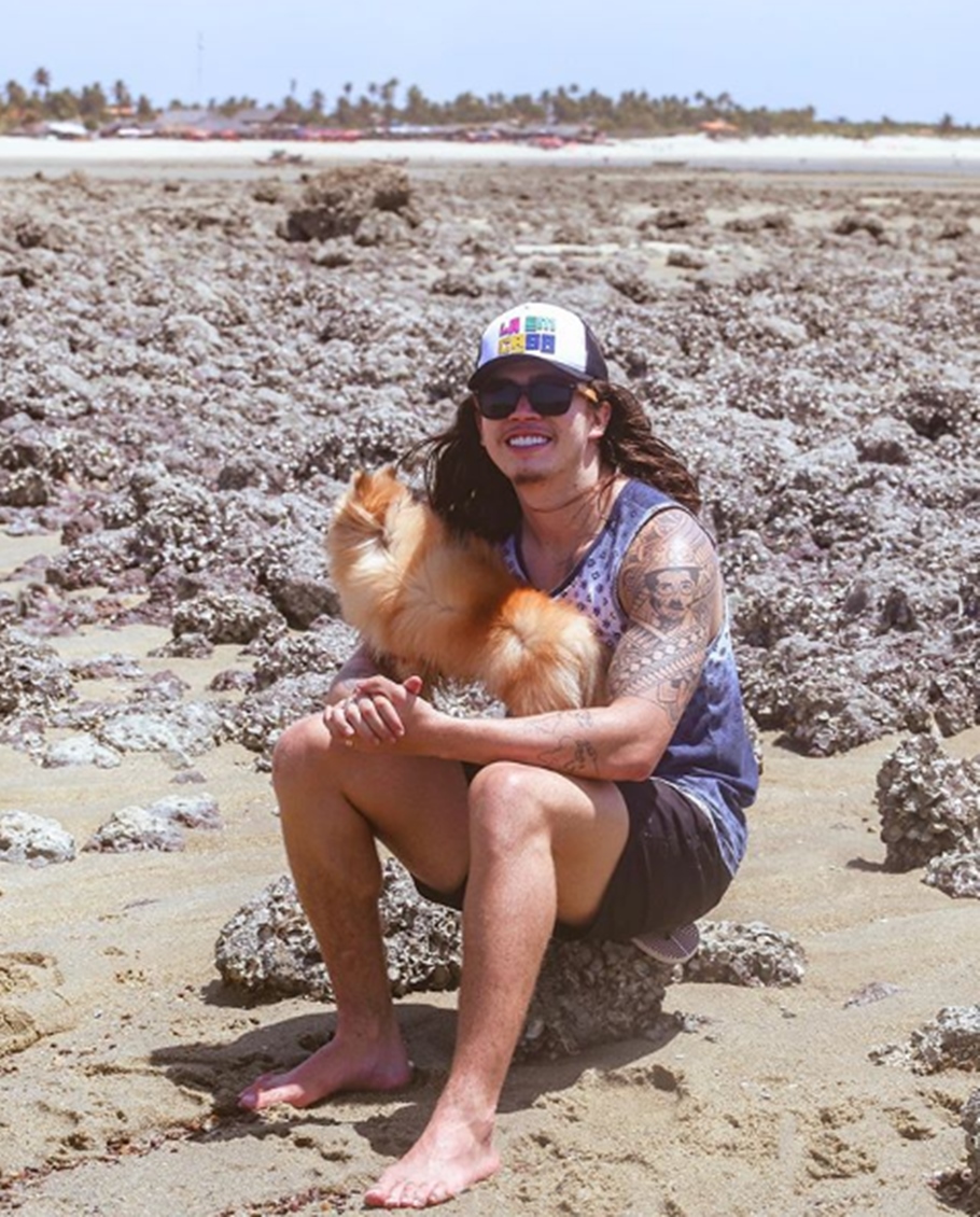 Whindersson Nunes com seu cachorro na praia de Barra Grande