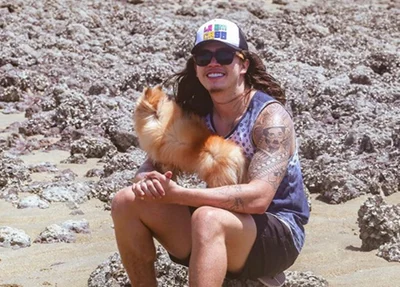 Whindersson Nunes com seu cachorro na praia de Barra Grande