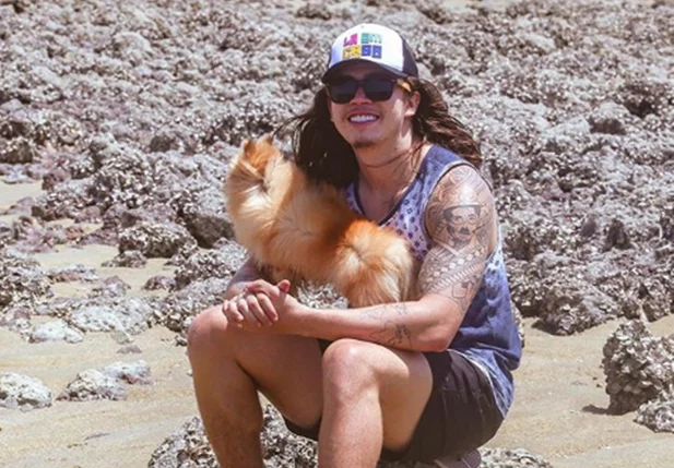 Whindersson Nunes com seu cachorro na praia de Barra Grande