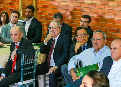Autoridades presentes na reunião