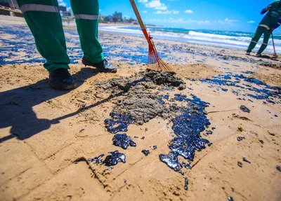Óleo atinge Praia da Pituba, em Salvador