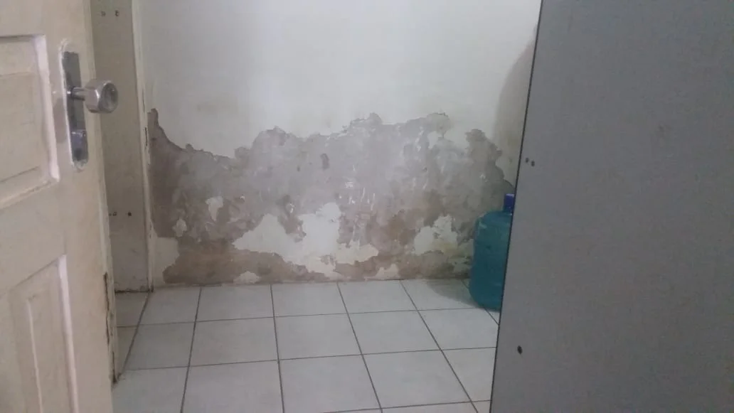 Paredes estão em péssimo estado