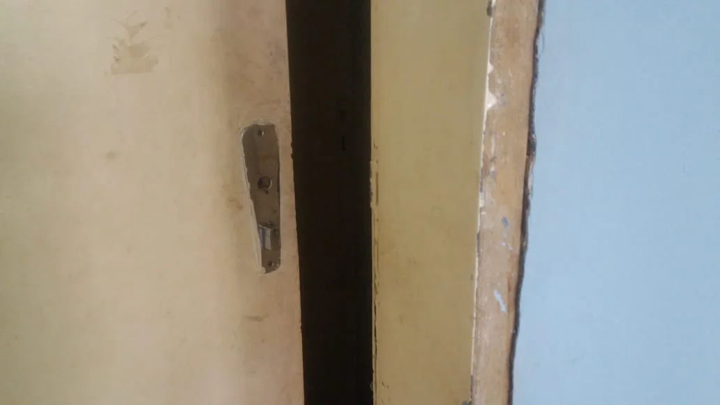 Porta do banheiro não tem fechadura