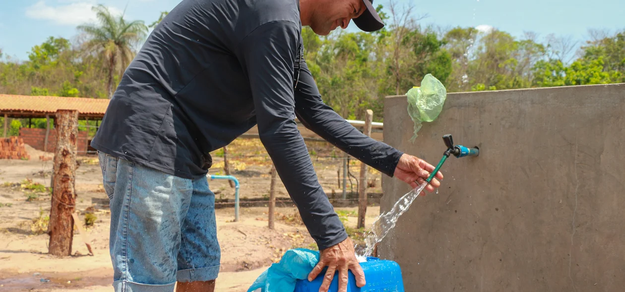 Homem armazenando água 