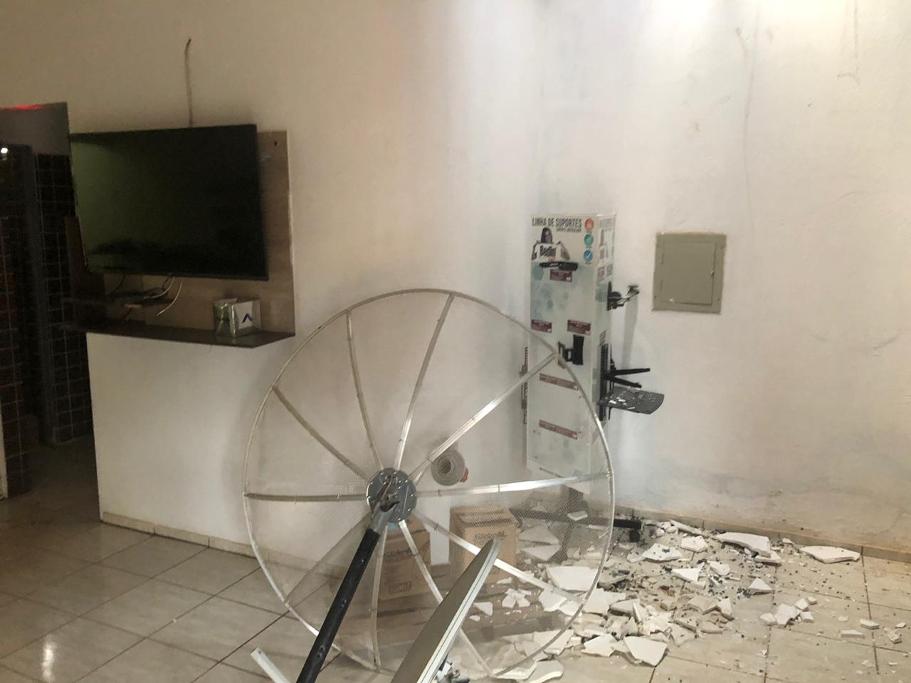 Local ficou destruído, depois que o suspeito entrou pelo teto