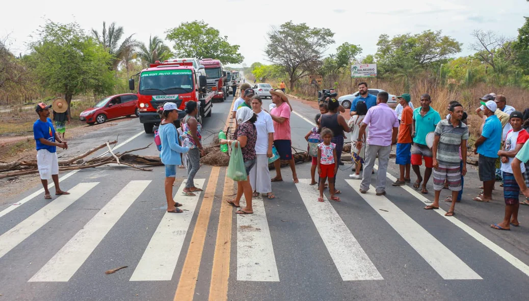 Manifestantes ocuparam os dois sentidos da via