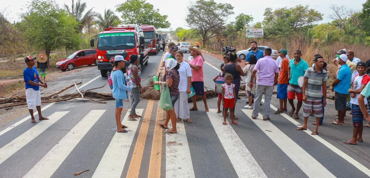 Manifestantes ocuparam os dois sentidos da via