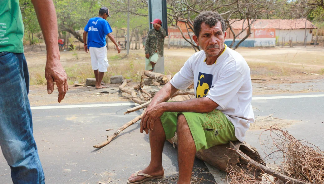 Morador de assentamento Oito de Março durante manifestação 