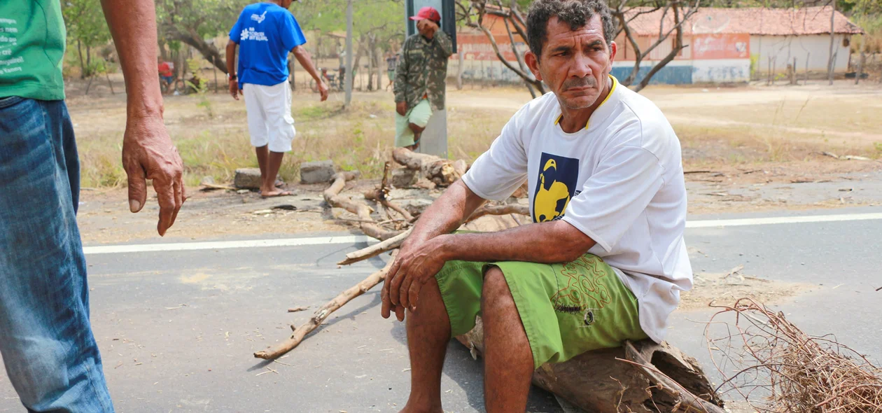 Morador de assentamento Oito de Março durante manifestação 