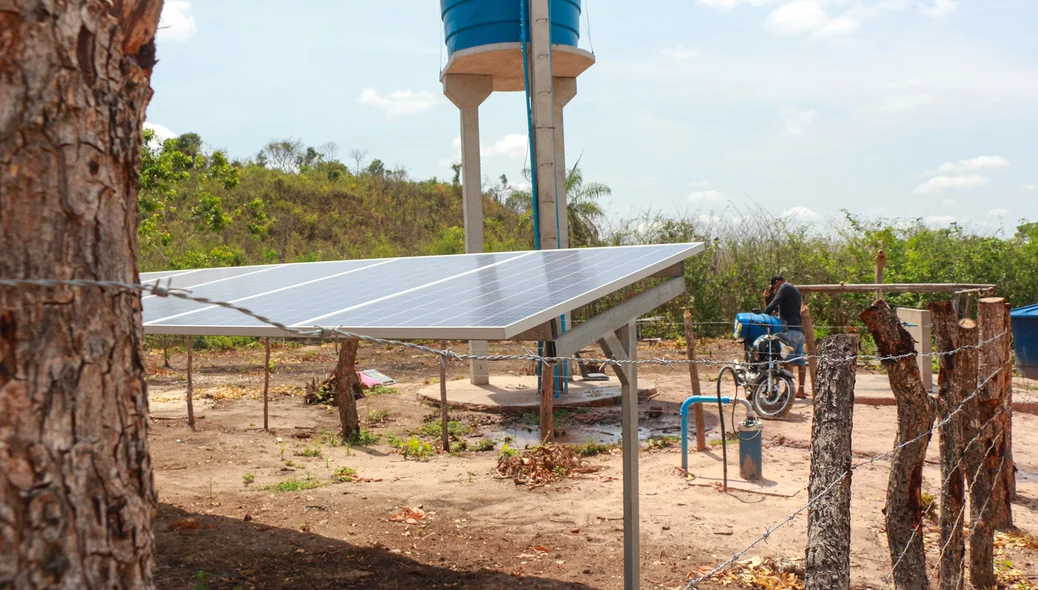 Placas solares alimentam energia para funcionamento do poço 