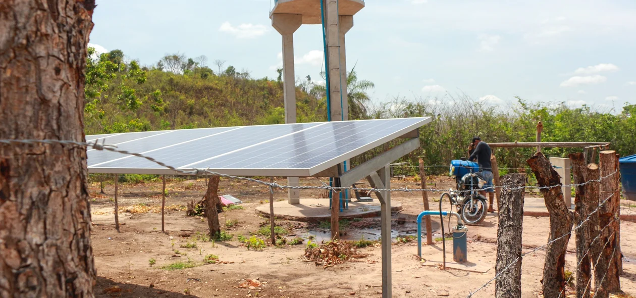 Placas solares alimentam energia para funcionamento do poço 