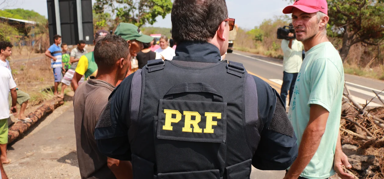 Polícia Rodoviária Federal esteve no local orientando os manifestantes 