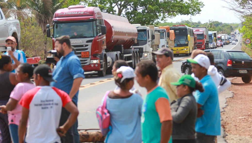 Moradores da Zona Sul de Teresina realizam bloqueio na BR-316 