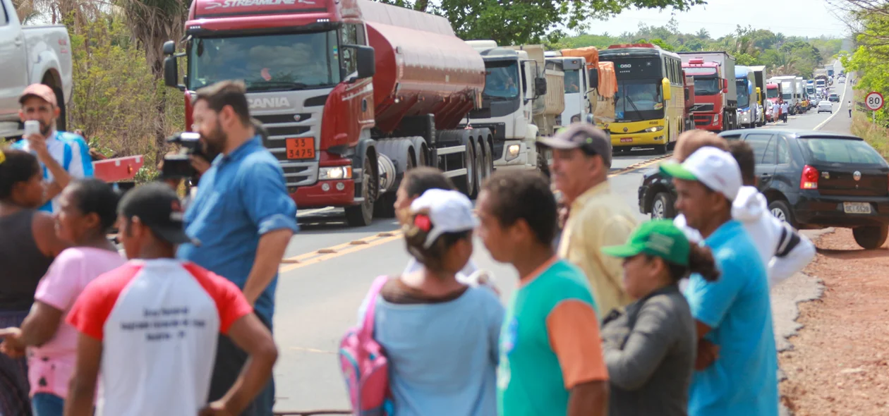 Moradores da Zona Sul de Teresina realizam bloqueio na BR-316 