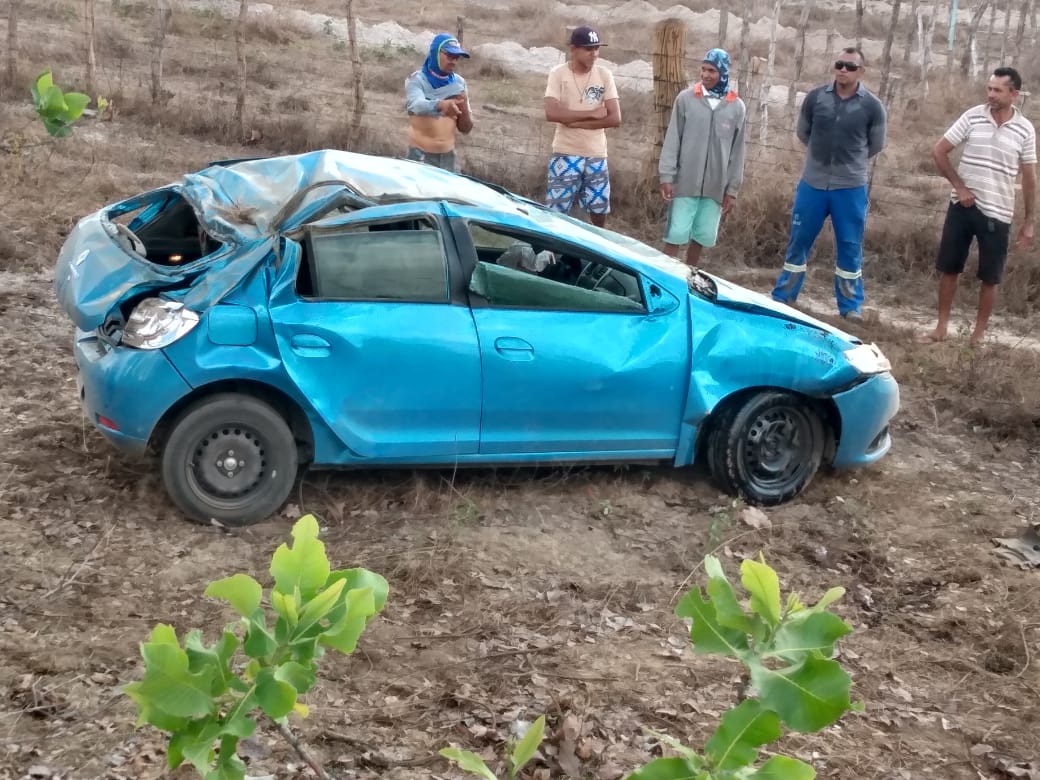 Veículo que capotou com família na PI 113