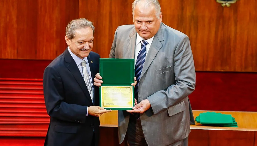 Deputado Wilson Brandão entrega homenagem