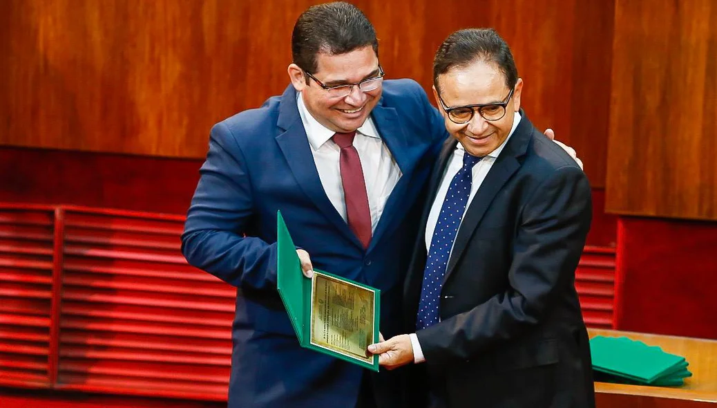 Dr. Hélio entrega homenagem