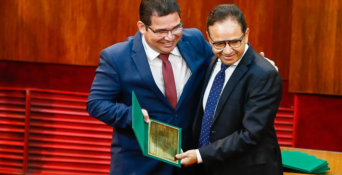 Dr. Hélio entrega homenagem