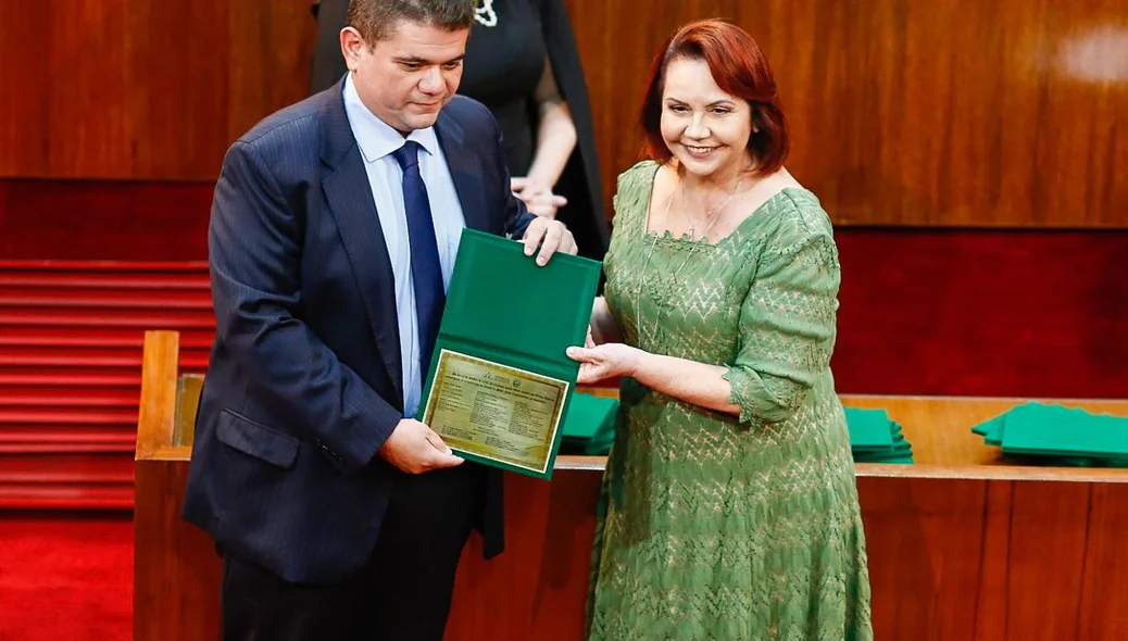 Fábio Xavier entrega homenagem durante solenidade na Alepi