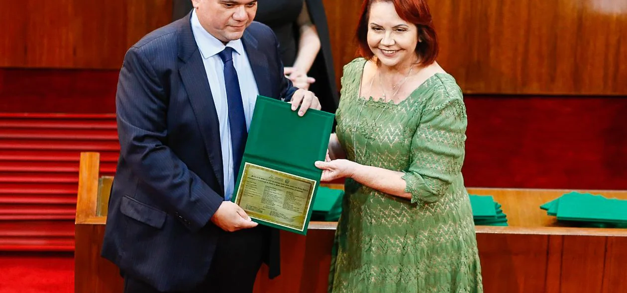 Fábio Xavier entrega homenagem durante solenidade na Alepi