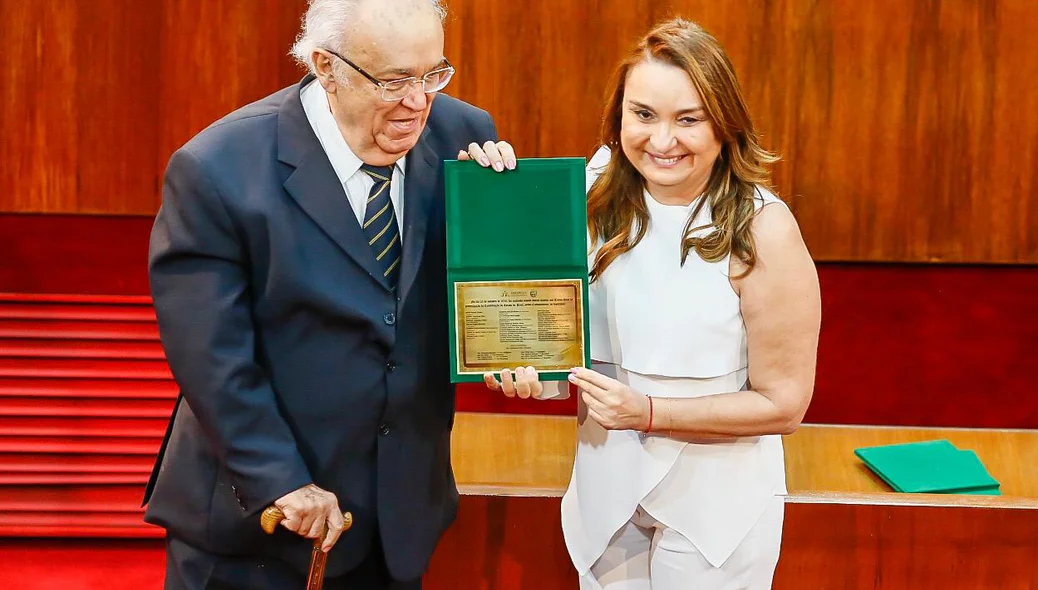 Flora Izabel entrega homenagem