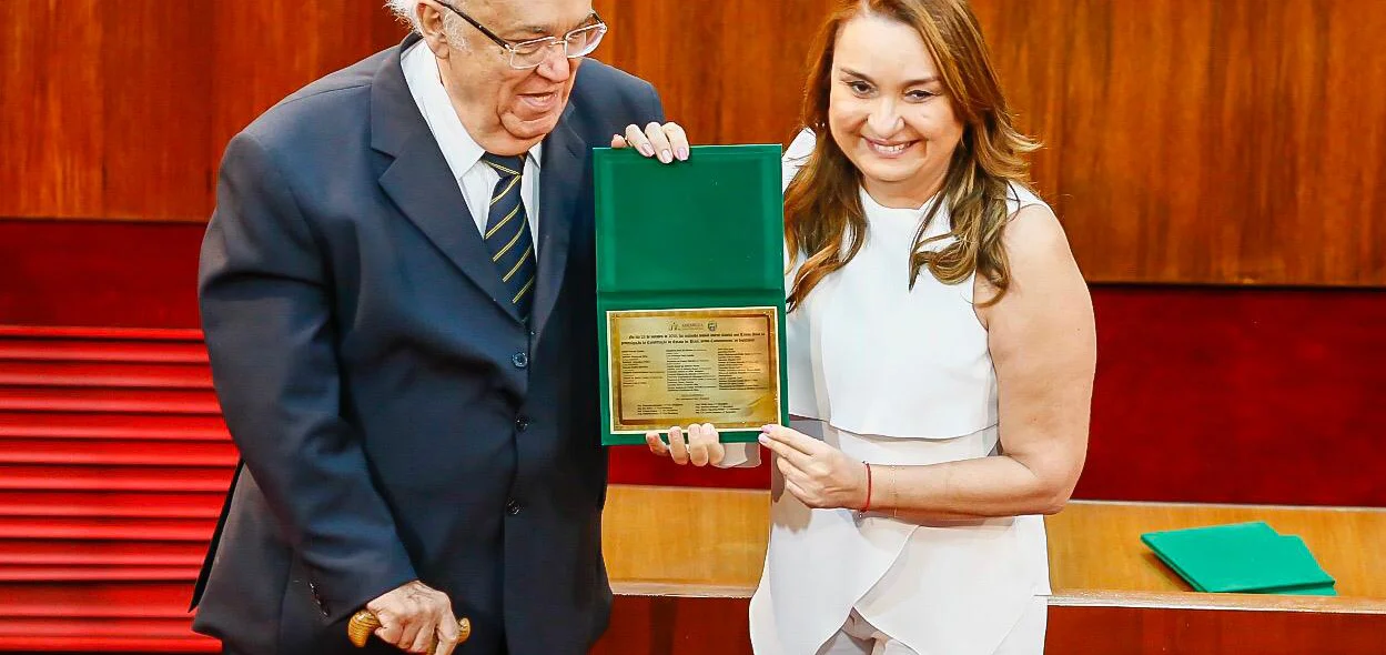 Flora Izabel entrega homenagem
