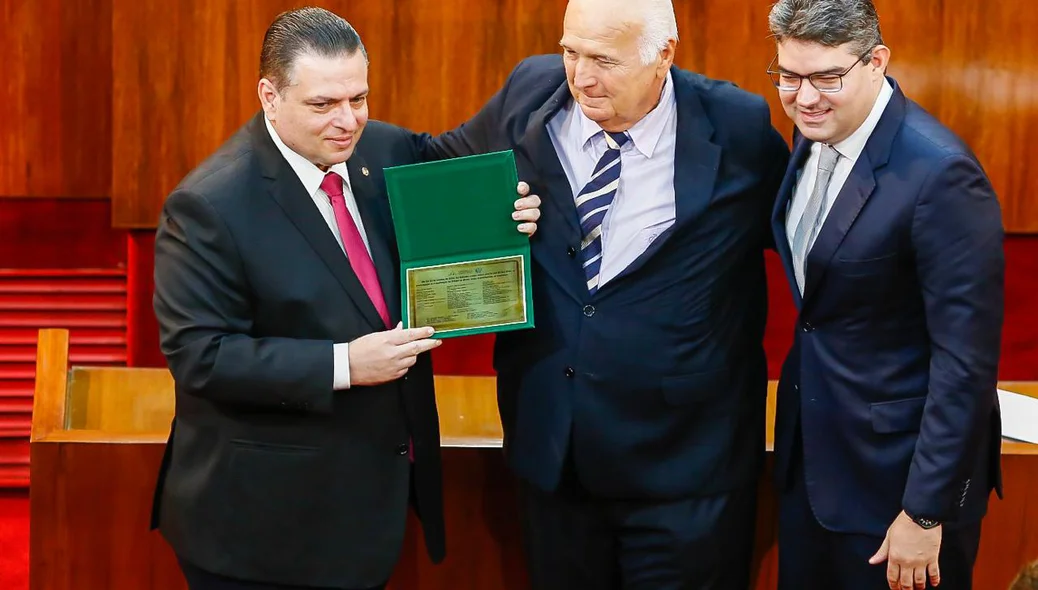Gessivaldo Isaías entrega homenagem