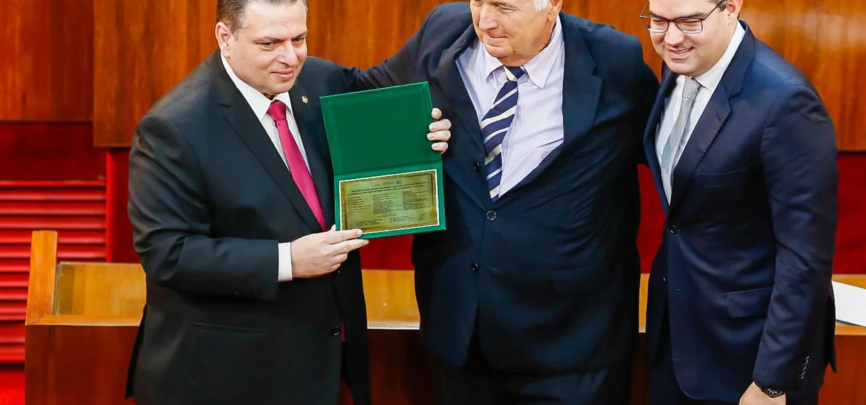 Gessivaldo Isaías entrega homenagem