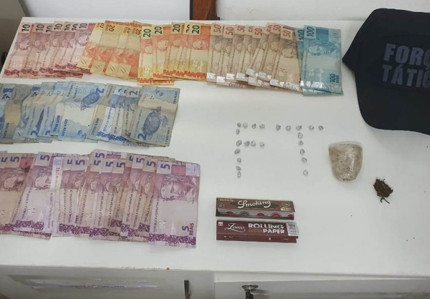 Material apreendido estava escondido junto a uma das suspeitas