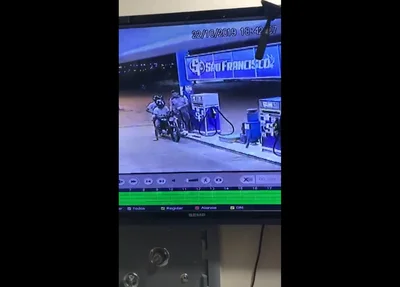 Momento em que bandidos anunciam assalto