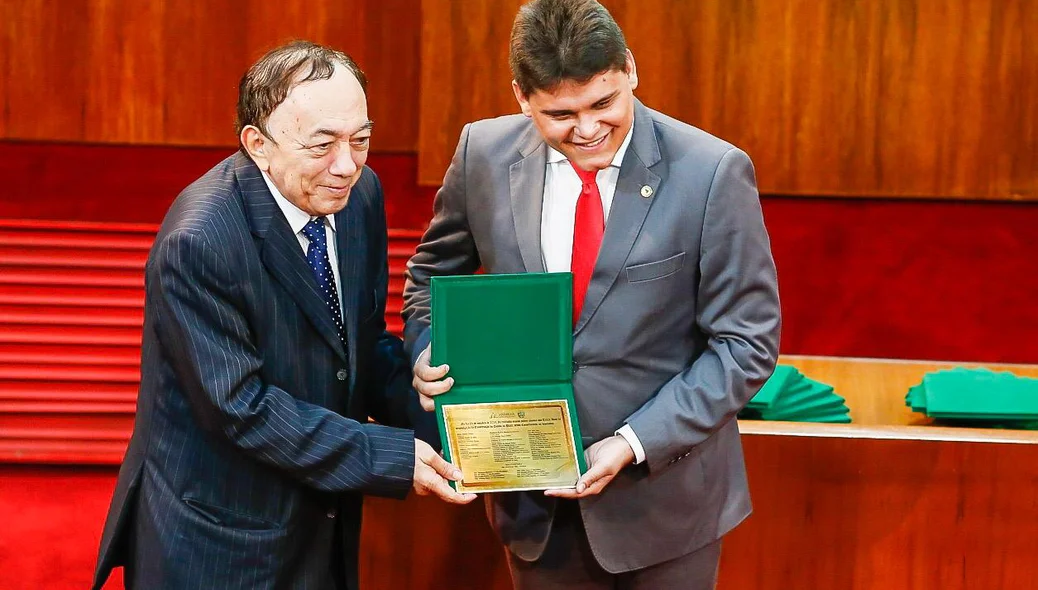 Oliveira Neto entrega homenagem