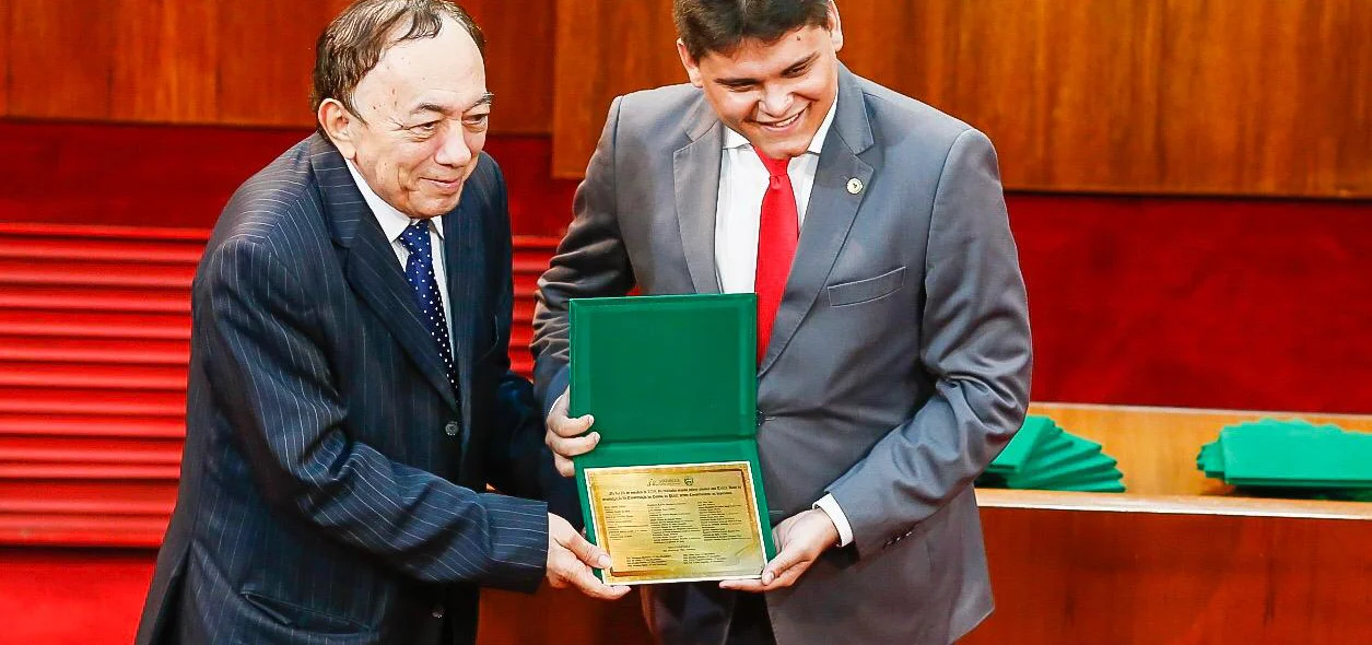 Oliveira Neto entrega homenagem