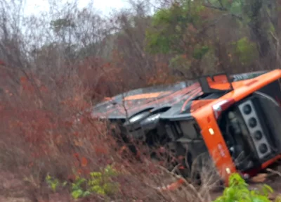 Ônibus tombou e deixou vários mortos na BR 135