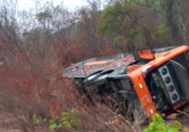 Ônibus tombou e deixou vários mortos na BR 135