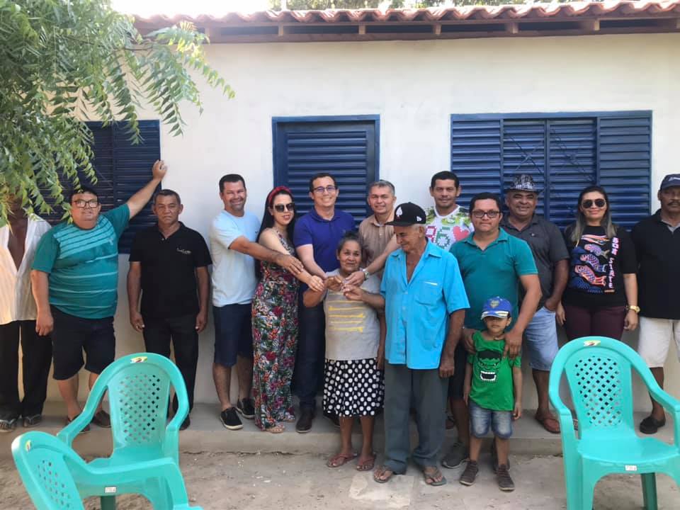 Prefeito Júnior Percy entrega novas casas populares para famílias carentes